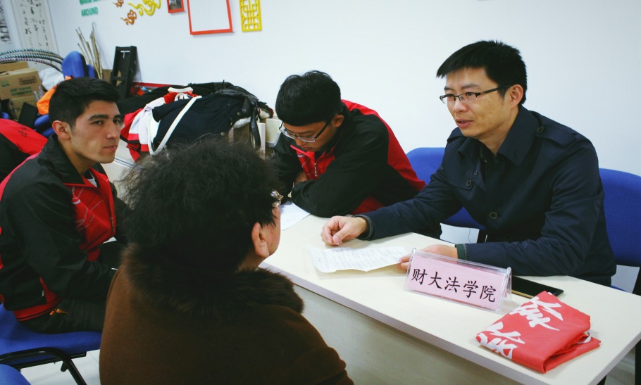 图3:2016年11月8日经济法系第一党支部党员樊纪伟老师带领学生围绕老年人权益保护问题开展宣讲活动